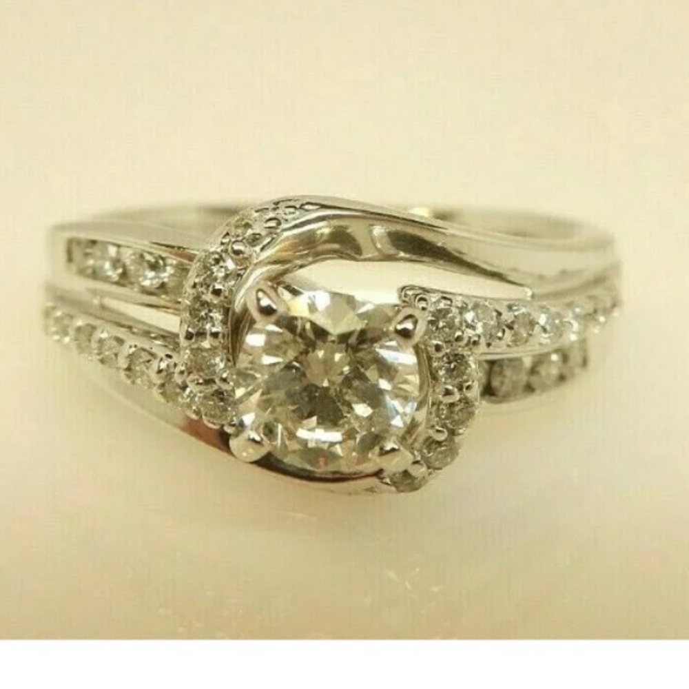 Gorgeous 1 carat 14k white gold diamond ring